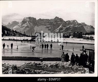 Febbraio 01, 1956 - Giochi Olimpici Invernali a Cortina. Il russo vince la pratica del pattinaggio di velocità 5.000 metri evento. Mostra fotografica di vista generale del Foto Stock