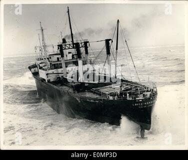 Febbraio 02, 1956 - elicotteri rescue equipaggio dal naufragio tug: due elicotteri RAF ha volato attraverso un blizzard oggi e ha liberato i dieci uomini Foto Stock