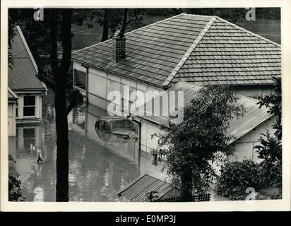 Febbraio 02, 1956 - Le inondazioni nel Nuovo Galles del Sud in aumento catture acqua padroni di casa alla sprovvista: foto mostra la scena durante le inondazioni che hanno catturato padroni di casa inconsapevolezza al punto da picnic, Nuovo Galles del Sud - nella zona di Sydney. Il rapido aumento del acque contemplate vaste aree e creato il caos. Questo cub uniti autonoleggio dà un'idea della velocità con la quale le acque rose. Foto Stock