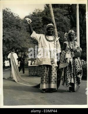 Febbraio 02, 1956 - Royal Tour della Nigeria: Nigerian V.I.P. di incontrare la Regina: La foto mostra il capo di Festo Okotie-Eboh, ministro del Lavoro e arrivano a casa dei rappresentanti di Lagos, con sua moglie Victoria . Il suo servo seguita recanti il suo 20-piede con il treno che indossa intorno al suo collo. Foto Stock