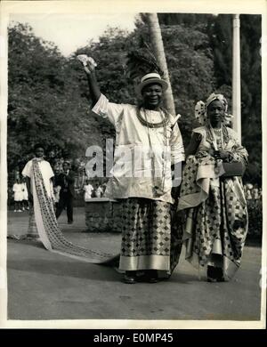 Febbraio 02, 1956 - Royal Tour della Nigeria: Nigerian V.I.P. di incontrare la Regina: La foto mostra il capo di Festo Okotie-Eboh, ministro del Lavoro e arrivano a casa dei rappresentanti di Lagos, con sua moglie Victoria . Il suo servo seguita recanti il suo 20-piede con il treno che indossa intorno al suo collo. Foto Stock