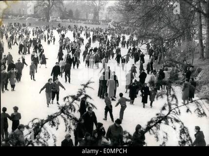 Febbraio 02, 1956 - Ondata di freddo: pattinaggio in pieno svolgimento sul bios De Bculogne lago: bambini e adulti pattinaggio sul lago del parco di Bois de Boulogne frozeh completamente. Foto Stock