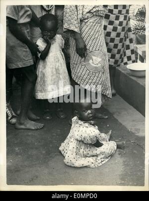 Febbraio 02, 1956 - Il Piccaninny ruba la foto Royal Tour della Nigeria. Tutto è felice folla - ma questo bambino nigeriano è ai giovani di conoscere esattamente ciò che tutti i extement è di circa. Così si siede nel suo frilly nuovo tonaca e gas, proprio come la ragazza in background - Solenne e con gli occhi spalancati. Era solo uno di la grande folla di indigeni che hanno aspettato per H.M. La regina per andare da a Lagos - durante il Royal tour nigeriana. Foto Stock