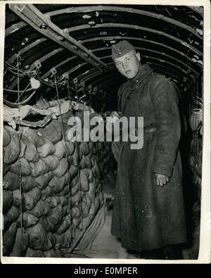 Apr. 04, 1956 - un tunnel scoperto dai Russi : fotografia mostra una parte di 350 yds lungo tunnel che si estende dal settore americano di Berlino nel settore sovietico russi a Berlino Est costruito per top-sovietica controllato le linee telefoniche. L'esercito americano sta indagando . la carica di russo. Foto Stock