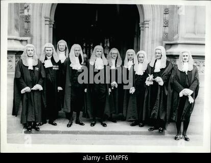 Apr. 04, 1956 - Nuovo O.C Sworn-In alla House of Lords: undici recentemente nominati Queen's Counsel - hanno giurato in presso la House of Lords questa mattina. La foto mostra il dieci del neo-giurato in Q.C. fuori i peer' entrata alla House of Lords questa mattina. Foto Stock