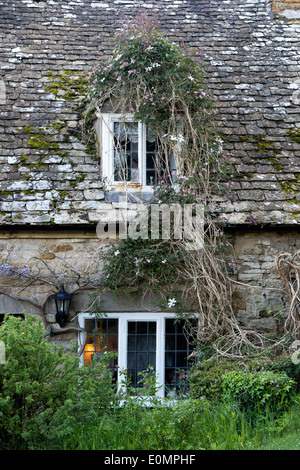 Vecchie finestre dormer e tetto di tegole su Cotswold cottage in Snowshill. Cotswolds, Gloucestershire, Inghilterra Foto Stock