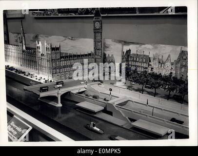 Apr. 17, 1956 - ''Evening News " Riverside autostrada sulla mostra.: La mostra si terrà presso il Charing Cross La stazione della metropolitana di Londra, di mostrare al pubblico come ''Evening News'' di uno schema per un Riverside autostrada sarebbe guardare quando completato. Si tratta di un piano per un periodo di cinque miglia di strada che avrebbe dovuto correre da Blackfriars Bridge di Battersea, a fianco del terrapieno esistente e sporge sopra l'acqua. La foto mostra una parte della proposta di 5 miglia di strada che va sotto il Westminster Bridge metropolitana lungo il presente Parlamento terrazza - vista oggi all'esposizione. Foto Stock