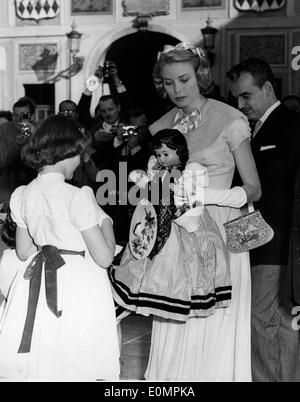 Le persone al di fuori della chiesa prima del principe Ranieri e Grace Kelly's Wedding Foto Stock