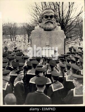 Apr. 19, 1956 - marinai sovietica in visita a Londra il Kapl Marx Memorial:marinai sovietica dal russo cruiser Ordjonikidze che aveva portato il maresciallo Bulganin e il sig. Kruschev di questo paese sono arrivati a Londra per un giro turistico di questa mattina. Uno dei primi punti di chiamata era Karl Marx Memorial presso il cimitero di Highgate. La foto mostra i marinai sovietica prima di Karl Marx memorial presso il cimitero di Highgate questa mattina. Foto Stock