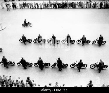 Apr 19, 1956; Mosca, Russia; il leader russi, Marshall Bulganin e il sig. Kruschev, andò a Whitehall oggi, dove hanno deposto una corona sul cenotafio. Nella foto il ciclo del motore escort, visto come sono in attesa, durante il cremony. Foto Stock