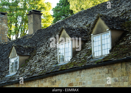 Vecchie finestre dormer e tetto di tegole su Cotswold cottage in Snowshill. Cotswolds, Gloucestershire, Inghilterra Foto Stock