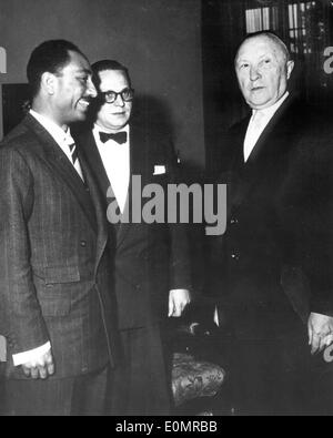 Dottor Konrad Adenauer saluta Anwar El Sadat Foto Stock