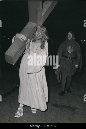 Giugno 06, 1956 - Passion Play emanate prima di Notre Dame: la Passion Play in scena all'aperto di fronte alla cattedrale di Notre Dame sarà mostrato a Parigi domani. La foto mostra il Cristo che porta la croce durante la scena il rilancio del Calvario. Foto Stock