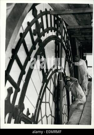 Agosto 08, 1956 - Lavoro progredisce sul Big Ben rinnovo. Pittori sulla faccia. La riparazione del Big Ben e la torre dell'orologio di ora ben avanzato. L'orologio è stato silenzioso dal luglio 2a. mostra fotografica di due partner al lavoro sul fronte di clock del Big Ben di questa mattina. Foto Stock