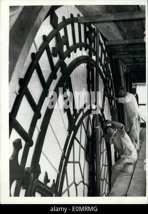 Agosto 08, 1956 - Lavoro progredisce sul Big Ben rinnovo. Pittore sul viso.: La riparazione del Big Ben e la Torre dell'orologio di ora ben avanzato. L'orologio è stato silenzioso dal luglio 2a. La foto mostra due pittori al lavoro sul fronte di clock del Big Ben di questa mattina. Foto Stock