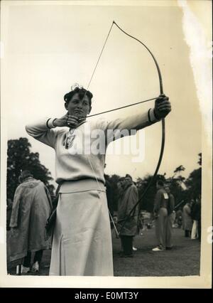 Giugno 06, 1956 - Internazionale Torneo di tiro con l'arco. Il campione del mondo in azione: Torneo Internazionale del Grand National tiro con l'arco società ha aperto questa mattina a Home Park, Windsor. La foto mostra il campione del mondo Miss Katarzyna Wisniowska della Polonia in azione a Windsor questa mattina. Foto Stock