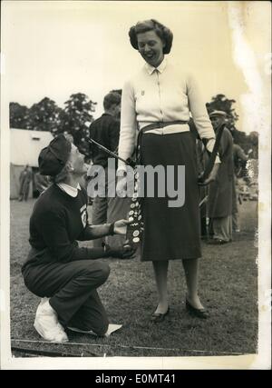 Giugno 06, 1956 - Internazionale Torneo di tiro con l'arco. Ammirando la raccolta di badge. Il torneo internazionale del Grand National Società di Tiro con l'Arco - si è aperto questa mattina a Home Park, Windsor. Mostra fotografica di Miss Impi Hartikaine della Finlandia - si ammira la collezione di badge indossato da Miss Joyce Warner. Le contee del Sud campione - che proviene da St Albans - a Windsor questa mattina. Foto Stock