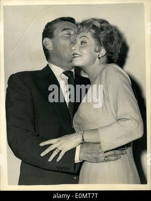 Agosto 08, 1956 - Arlene Dahl qui per fare film con Jack Hawkins:schermata di Hollywood Star Arlene Dahl, arrivati a Londra oggi, co-star con British film star Jack Hawkins, in ''Fortune è una donna". La foto mostra il Jack Hawkins ha un bacio di Arlene Dahl, in questa serata di premere il ricevimento presso il Dorchester Hotel. Foto Stock