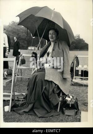 Giugno 06, 1956 - Internazionale Torneo di tiro con l'arco protetti dalla pioggia: Torneo Internazionale del Grand National Società di Tiro con l'Arco - si è tenuta questa mattina a casa Park, Windsor. La foto mostra ben protestato dalla pioggia sotto il suo ombrello - è la Sig.ra Brenda Bodley di Manchester - come ella attende il suo turno di sparare a Windsor questa mattina. Foto Stock