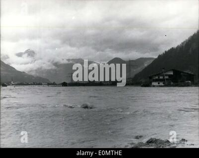 24 agosto 1956 - Le inondazioni in Zillertal. A causa di forti precipitazioni degli ultimi giorni, aree tra Ziller di Gerlos e sono stati superati dall'acqua. Le dighe si è rotto e il giallo di masse di acqua sorpassava la bella regione Zillertal tra Uderns e Zell. Otto persone sono morti annegati e centinaia sono rimaste tagliate fuori dal mondo esterno. Foto Stock