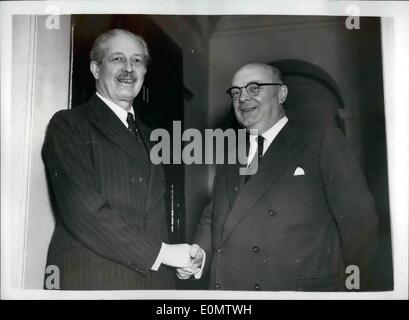 Sett. 09, 1956 - Ministro degli esteri belga arriva a Londra.. Ha salutato dal cancelliere a Downing Street. Paul Henri Spaak del Ministro degli esteri belga è arrivato a Londra - per fare un ultimo tentativo per cercare di ottenere la Gran Bretagna a unirsi a sei-nazione Unione Doganale Europea... Keystone Mostra fotografica di:- M. Paul Henri-Spaak scuote le mani con il Cancelliere dello scacchiere - sig. Harold Macmillan - quando è arrivato al n. 11. Downing Street. Foto Stock