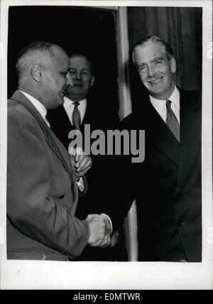 Sett. 09, 1956 - crisi di Suez.primo ministro e M. Pineau sui gradini di n. 10. Mostra fotografica di Sir Anthony Eden scuote una con M. Piineau il ministro degli esteri francese - con al centro il sig. Selwyn Lloyd il ministro degli affari esteri quando M.Pineay sinistra, n. 10 dopo pranzo questo pomeriggio. I ministri degli affari esteri con il Signor Dulles; l'U.S.segretario di stato sono tenere riunioni sulla successiva si sposta nel suaz criade. Foto Stock