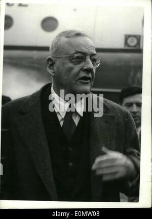 Sett. 09, 1956 - Il Sig. John Foster Dulles arriva a Londra, ulteriori negoziati sulla crisi di Suez; Il Sig. Foster Dullies negli Stati Uniti il Segretario di Stato è arrivato all'Aeroporto di Londra di questa mattina. Egli sta avendo incontri di Londra con i britannici e francesi segretari degli esteri sui prossimi passi della crisi di Suez. La foto mostra il Signor Dulles al suo arrivo all'Aeroporto di Londra di questa mattina. Foto Stock