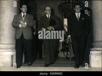 Sett. 09, 1956 - gabinetto francese Suez a discutere il problema: da sinistra a destra M. Mitterand, il ministro di giustizia, il Primo ministro Huy Mollet e M. Bourges Maunoury, Ministro della difesa nazionale, come hanno lasciato l'Elysee Palace dopo la riunione di gabinetto di ieri mattina. Foto Stock