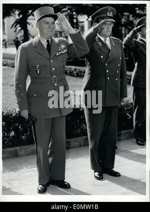 Lug. 06, 1956 - francese nato generale Juin arrivarono a Bonn per una visita di congedo, incontro con il presidente federale prof. Heuss e parlando nel ministero della difesa. Invece di un usuale Militare Guardia d'onore, i due inni nazionali della Germania(Deutschlandlied) e Francia(Marseillaise) sono stati riprodotti. Qui illustrato sono Maréchal Juin e tenente generale Speidel salutando durante gli inni nazionali. Foto Stock