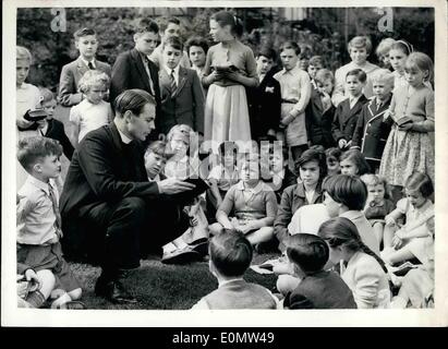 Lug. 07, 1956 - Inghilterra del nuovo parson-battitore prende la sua Bibbia classe.: il Rev. David Stuart Sheppard, vice parroco di San Mar è la chiesa, Islington, ieri è stato scelto di giocare per l'Inghilterra contro l'Australia nella quarta prova abbinare al Old Trafford giovedì. Gli fu riferito la notizia quando lui stava prendendo il suo normale della scuola domenicale di ieri di classe. Mostra fotografica di:- il Rev. David Sheppard, che è stato scelto per giocare in Inghilterra contro l'Australia nella quarta prova vede prendendo la sua Bibbia classe ieri. Foto Stock