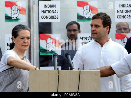 New Delhi, India. 16 Maggio, 2014. Vice Presidente del partito del Congresso Nazionale Indiano Rahul Gandhi (R) e di sua madre e capo di partito Sonia Gandhi indirizzo la media al di fuori delle sedi di partito a Nuova Delhi, in India, il 16 maggio 2014. Rahul Gandhi venerdì accettato la responsabilità per la sentenza del partito del Congresso la peggiore mai sconfitta in India di elezioni generali, come sua madre e capo di partito Sonia Gandhi si è congratulato con il principale partito d opposizione Bharatiya Janata Party (BJP) sulla sua schiacciante vittoria. Credito: Partha Sarkar/Xinhua/Alamy Live News Foto Stock