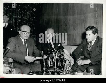 Sett. 09, 1956 - Il Primo ministro francese arriva. M. Mollet e M. Pineau all'Aeroporto di Londra.: M. Mollet del Primo Ministro francese e il suo Segretario di Stato per gli Affari Esteri - M. Pineau - arrivato all'Aeroporto di Londra questo pomeriggio. Essi sono in grado di soddisfare Sir Anthony Eden in connessione con la prossima fase della crisi di Suez. La foto mostra il M. Mollet e M. Pneau intervistato da pressmen - al loro arrivo in aeroporto di Londra questa sera. Foto Stock