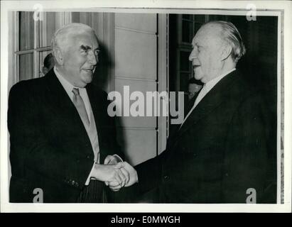 Lug. 07, 1956 - Il Primo Ministro australiano Robert Gordon Menzies. Il sig. Menzies arriva a Bonn per colloqui:Mr.Menzies, Primo Ministro dell'Australia, è arrivata a Bonn su quattro giorni di visita ufficiale. La foto mostra il sig. Menzies è ricevuto dal dottor ADENAUER, cancelliere tedesco al suo arrivo a Bonn. Foto Stock