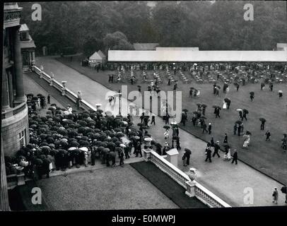 Lug. 07, 1956 - Palace Garden Party piovuto Off: Foto mostra gli ospiti con i loro ombrelloni fino rendere per il Giardino Entrata a Buckingham Palace al riparo dalla pioggia durante la seconda parte del giardino dell'estate, oggi, re Faisal in testa alla lista degli ospiti di 8.500 visitatori stranieri. Il Royal parte inclusa la regina. Il Duca di Edimburgo, la principessa Margaret, la Regina madre e e il Duca e la Duchessa di Gloucester. Foto Stock