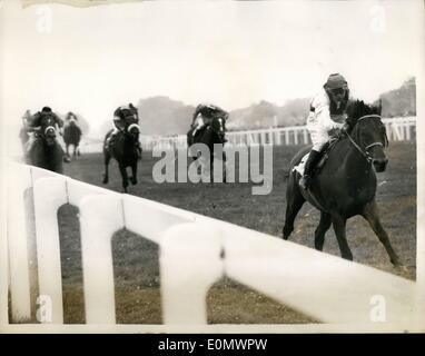 07 luglio 1956 - il Cavallo Italiano vince la più ricca gara della stagione britannica ad Ascot: Ribot, il 'cavallo da meraviglia' italiano, il cui valore non è molto inferiore a 300,000, ha vinto il Re George Vl e la Regina Elisabetta Stakes, la più ricca gara della stagione, 33, 50, ad Ascot oggi. Foto mostra Ribot guidato da E. Camici vincendo la gara da High Veldt, il colt della regina (estrema sinistra) che era secondo e Todrai (all'esterno) che era terzo. Accanto ad High Veldt c'è Kurun, quarto. Foto Stock