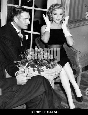 Starlet Marilyn Monroe e Sir Laurence Olivier in occasione di una conferenza stampa al Savoy Foto Stock