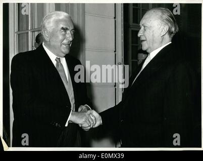 Lug. 16, 1956 - ''Leone di Australia," il Primo ministro Robert Gordon Menzies, paga il Cancelliere tedesco Dr. Adenauer una visita a Foto Stock