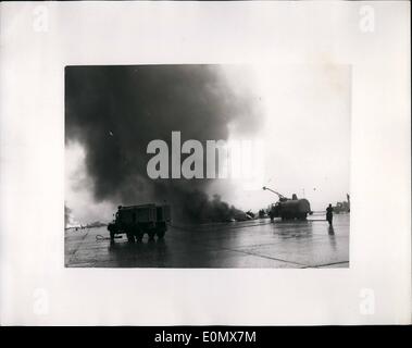 Ottobre 10, 1956 - R.A.F. Vulcan bombardiere si blocca all'Aeroporto di Londra. La masterizzazione di aeromobili: della R.A.F. Vulcan bombardiere si è schiantato a Aeroporto di Londra di questa mattina su sbarco alla fine delle sue tre settimane - 26.000 miglio tour di Australia e Nuova Zelanda a bordo del velivolo è stato Air Vice Marshal Sir Harry Broadhurst. La foto mostra la masterizzazione di aeromobili che mostra gara di fuoco intorno a dopo il crash all'Aeroporto di Londra di questa mattina. Foto Stock