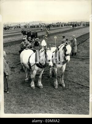 Ottobre 10, 1956 - aratura britannico Campionato: 138 concorrenti provenienti da 34 paesi dell'Inghilterra, del Galles e della Scozia hanno partecipato oggi il British Campionato di aratura in danaro ford, Oxfordshire. La foto mostra una vista generale di classe due cavalli - aratura durante il concorso di oggi. Foto Stock