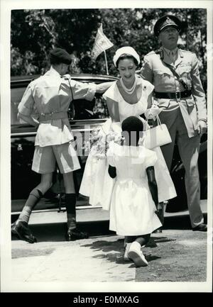 Ottobre 10, 1956 - La Principessa Margaret presso il British Ospedale Militare.. Visita a Nairobi - Kenya. Mostra fotografica di:- la principessa Margaret riceve un bouquet da quattro anni di Margaret Ephants come la principessa arrivati presso il British ospedale militare a Nairobi, in Kenya, durante il suo East African tour.. La principessa Margaret è il colonnello - Capo della regina Alexandra's Royal Army Corps. Foto Stock