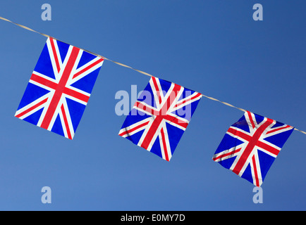 Unione Jack bunting contro un chiaro cielo estivo blu, Kingussie, Scozia, Europa Foto Stock