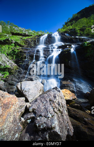 La cascata di Glen Nevis in estate nel pomeriggio Foto Stock
