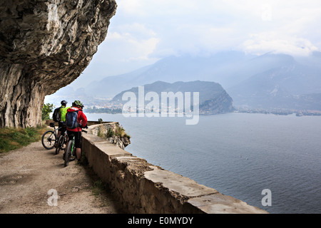 Gruppo di biker nella parte anteriore del lago di Garda in Italia Foto Stock