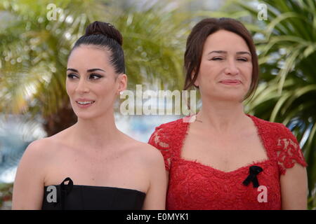 Cannes, Francia. 16 Maggio, 2014. L'attrice Ilaria Sozen (L) e attrice Demet Akbag frequentare il "sonno invernale' photocall al 67th annuale di festival di pellicola di Cannes il 16 maggio 2014 a Cannes, Francia. Credito: Federico Injimbert/ZUMAPRESS.com/Alamy Live News Foto Stock