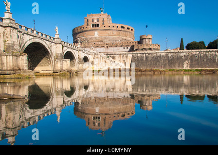 Il famoso monumento Castel Sant'Angelo a Roma, Italia, con il suo ponte sul fiume Tevere e la sua riflessione su acqua Foto Stock