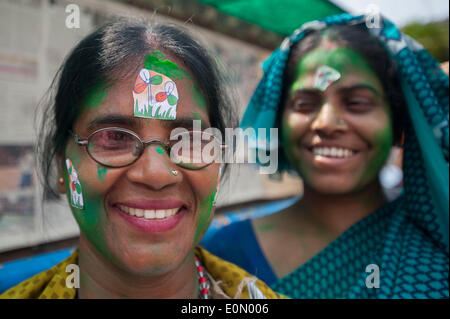 Calcutta, India. 16 Maggio, 2014. Indian i sostenitori del Trinamool Congress (TMC) celebrare la festa dei risultati elettorali in Calcutta, capitale dello stato dell India orientale Bengala occidentale il 16 maggio 2014. India del principale partito d opposizione Bharatiya Janata Party (BJP) Venerdì creato nella storia vincendo le elezioni generali da una frana, la più clamorosa vittoria da qualsiasi parte negli ultimi trenta anni, decimando la dinastia Nehru-Gandhi-led pregiudiziale del Partito del Congresso. Il BJP non ha ottenuto molto successo nel Bengala occidentale rispetto ad altri stati dell India come TMC ha vinto 34 fuori di 42 e il BJP ha vinto solo 2. Credito: Tumpa Mondal/Xinhua/Alamy Li Foto Stock