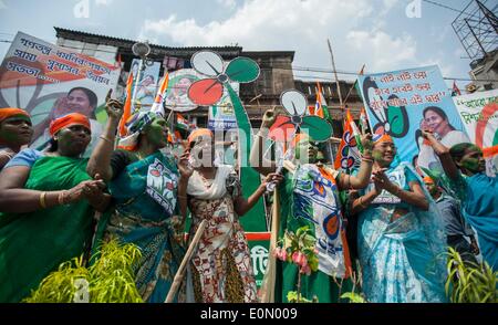 Calcutta, India. 16 Maggio, 2014. Indian i sostenitori del Trinamool Congress (TMC) celebrare la festa dei risultati elettorali in Calcutta, capitale dello stato dell India orientale Bengala occidentale il 16 maggio 2014. India del principale partito d opposizione Bharatiya Janata Party (BJP) Venerdì creato nella storia vincendo le elezioni generali da una frana, la più clamorosa vittoria da qualsiasi parte negli ultimi trenta anni, decimando la dinastia Nehru-Gandhi-led pregiudiziale del Partito del Congresso. Il BJP non ha ottenuto molto successo nel Bengala occidentale rispetto ad altri stati dell India come TMC ha vinto 34 fuori di 42 e il BJP ha vinto solo 2. Credito: Tumpa Mondal/Xinhua/Alamy Li Foto Stock