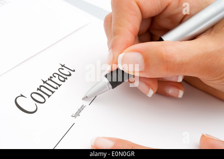 Macro di estrema stretta di mano femminile la firma di un contratto. Foto Stock