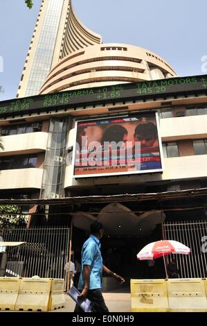 Mumbai, India. 16 Maggio, 2014. Un uomo cammina passare una borsa di Mumbai, India, 16 maggio 2014. Indian stock è saltato a un record di 25375.63 punti come il principale partito d opposizione Bharatiya Janata Party (BJP) Venerdì creato nella storia vincendo le elezioni generali. © Wang Ping/Xinhua/Alamy Live News Foto Stock