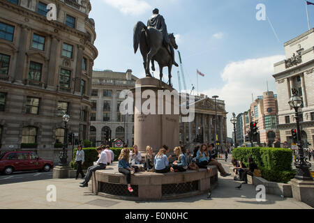 Londra, Regno Unito. 16 Maggio, 2014. Le persone che si godono il sole a mezzogiorno nei pressi di banca. Il caldo clima soleggiato è impostata per continuare nel fine settimana. Credito: Neil Cordell/Alamy Live News Foto Stock